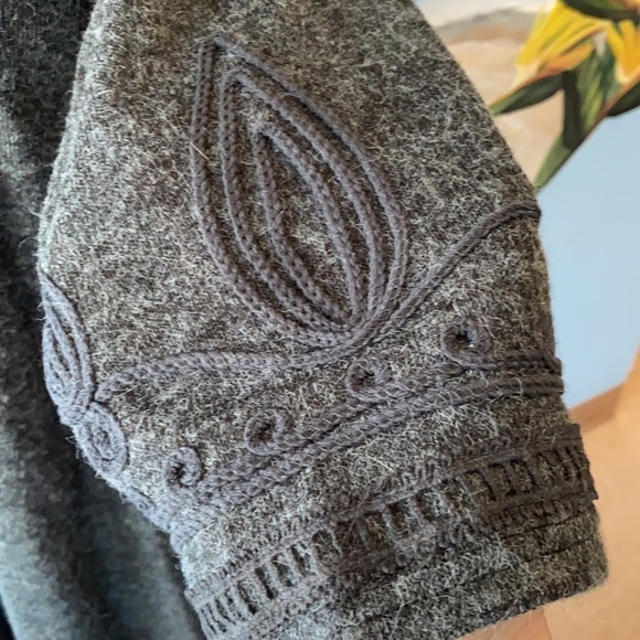 Tunic top gray sweater material lightweight three-quarter sleeves - Picture 3 of 6